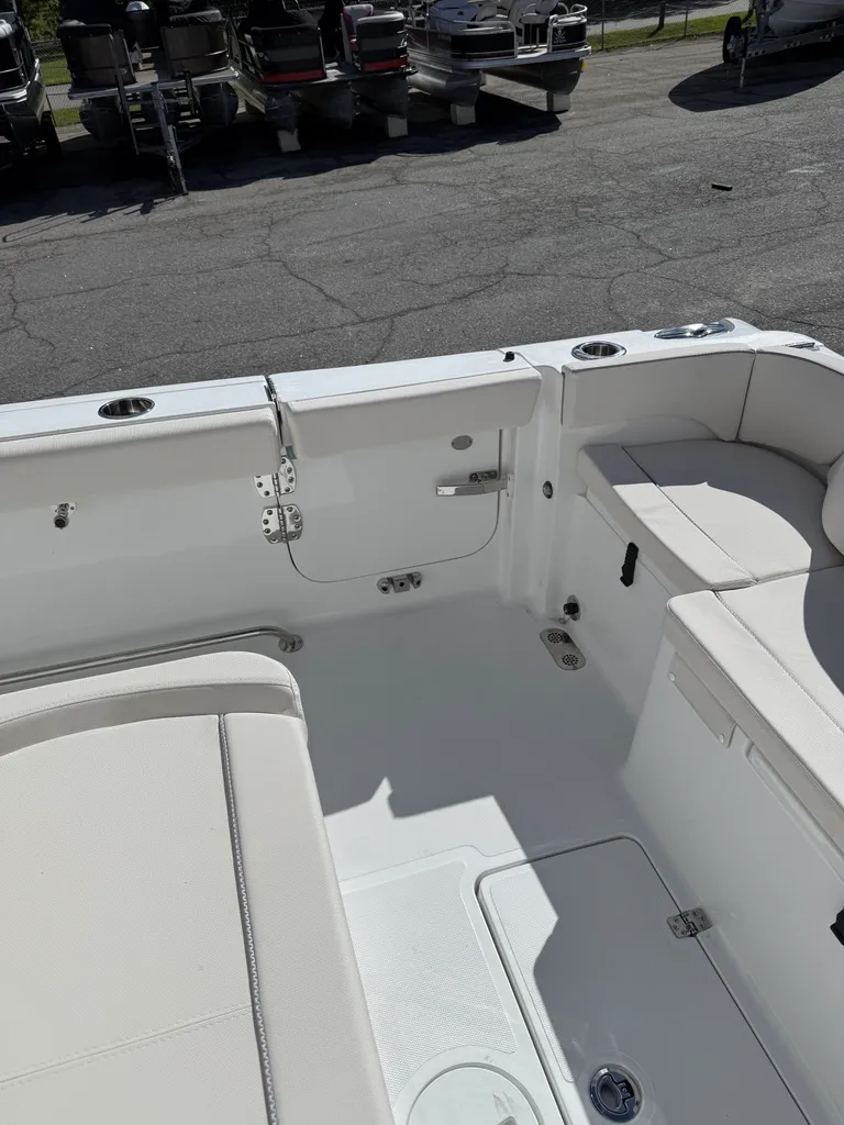 Slide: The Image of Sea Hunt Ultra 285 CB 2026 - 15