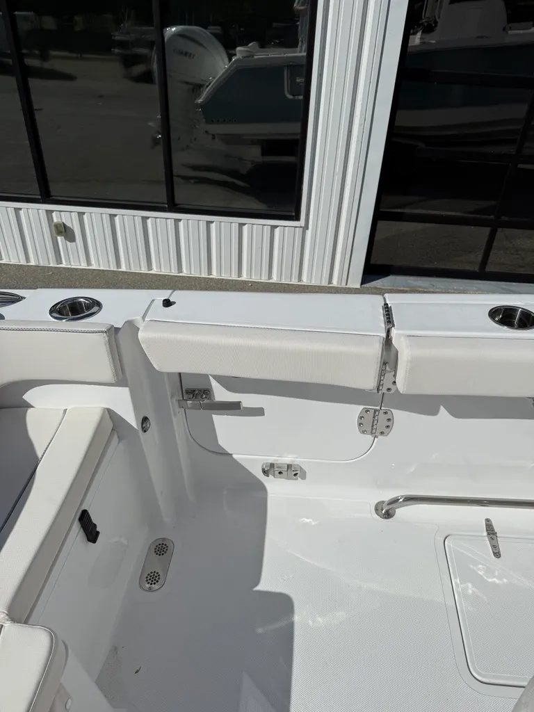 Slide: The Image of Sea Hunt Ultra 285 CB 2026 - 16