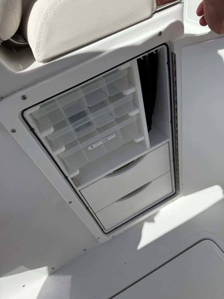 Slide: The Image of Sea Hunt Ultra 285 CB 2026 - 18