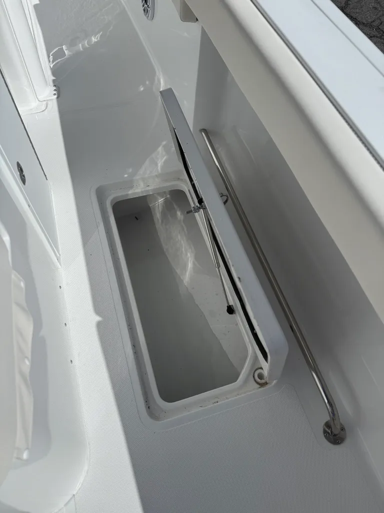 Slide: The Image of Sea Hunt Ultra 285 CB 2026 - 19