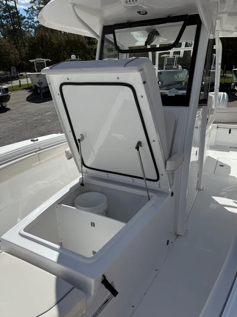 Slide: The Image of Sea Hunt Ultra 285 CB 2026 - 7