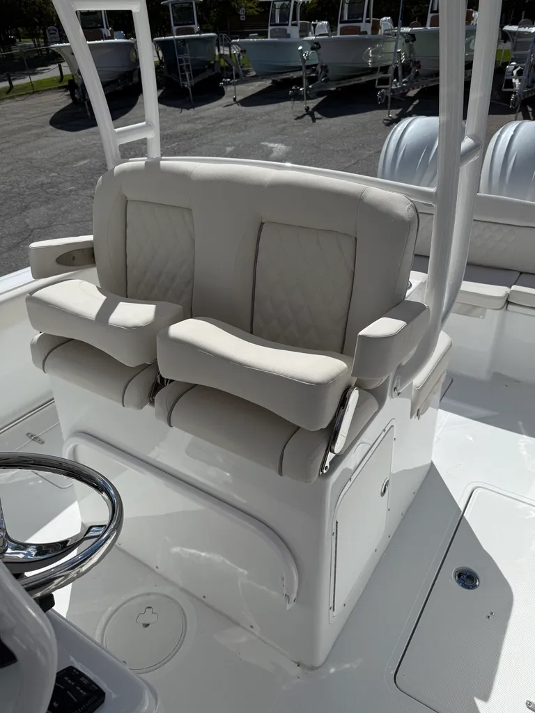 Slide: The Image of Sea Hunt Ultra 285 CB 2026 - 9