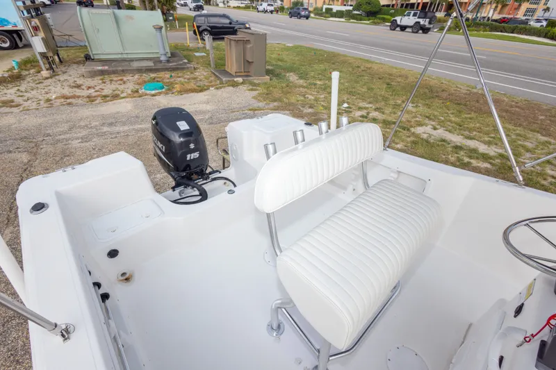 Slide: The Image of 2011 PROLINE 21 CC SE boat interior with Suzuki 115 outboard motor. - 19