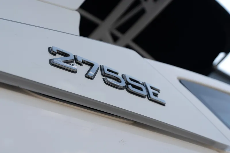Slide: The Image of 2023 Yamaha Boats 275SE emblem on sleek white surface. - 5