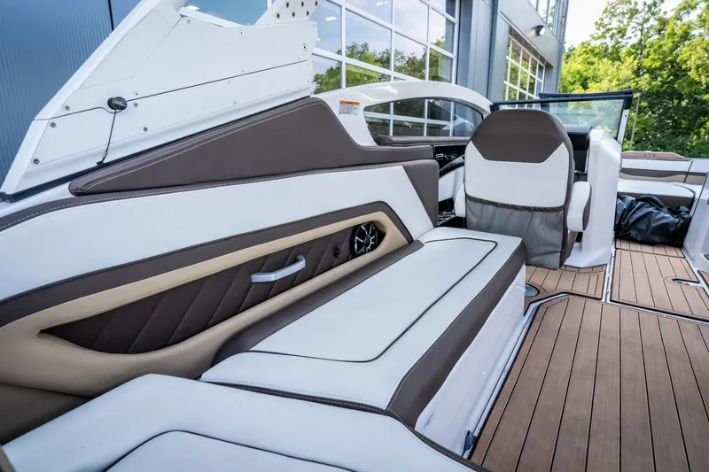 Slide: The Image of 2023 Yamaha Boats 275SE interior with luxurious seating and modern design. - 10