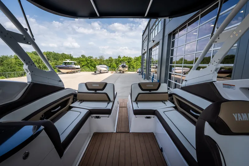 Slide: The Image of 2023 Yamaha Boats 275SE interior with luxurious seating and modern design. - 27