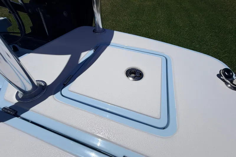 Slide: The Image of 2021 Chittum Skiffs Islamorada 21 deck with hatch and chrome fittings. - 67
