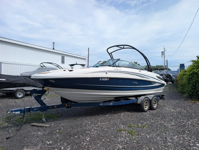 The Image of Sea Ray 240 Sundeck 2013 - 1