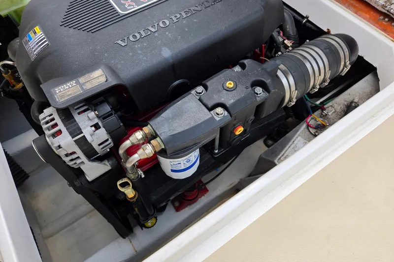 Slide: The Image of Volvo Penta engine in a 2004 Hunt Yachts Surfhunter 25 boat. - 10