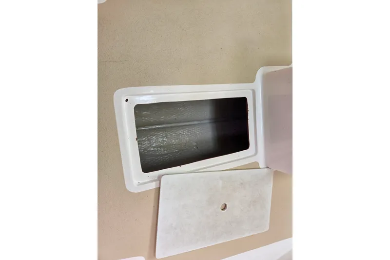 Slide: The Image of Open storage compartment on a 2004 Hunt Yachts Surfhunter 25 boat. - 32
