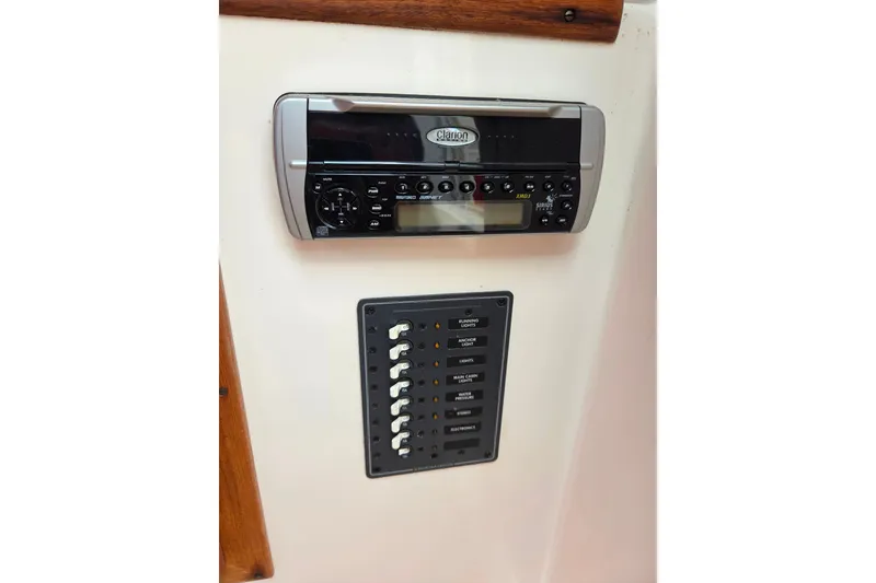 Slide: The Image of 2004 Hunt Yachts Surfhunter 25 interior with stereo and control panel. - 34