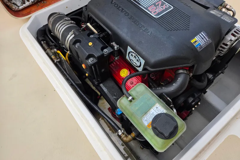 Slide: The Image of Volvo Penta engine in 2004 Hunt Yachts Surfhunter 25, detailed view. - 11