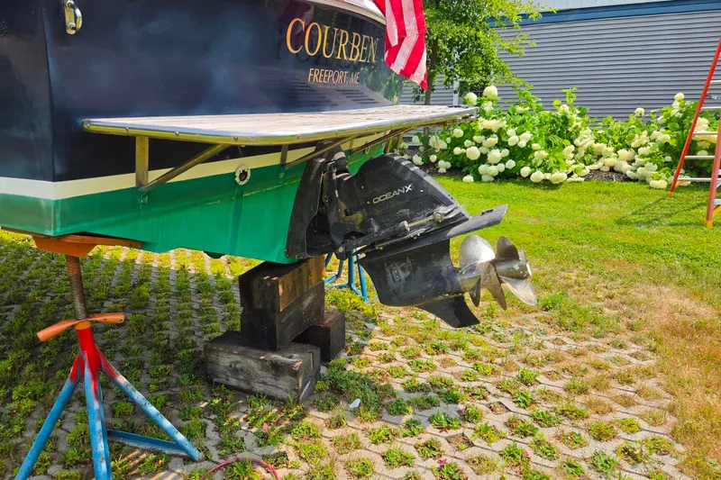 Slide: The Image of 2004 Hunt Yachts Surfhunter 25 on stands, showcasing propeller and stern details. - 2