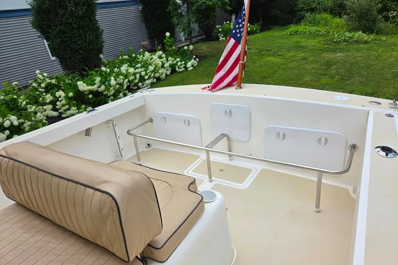 Slide: The Image of 2004 Hunt Yachts Surfhunter 25 boat interior with seating and American flag. - 18