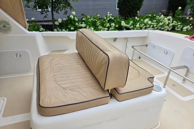 Slide: The Image of Beige cushioned seating on 2004 Hunt Yachts Surfhunter 25 boat deck. - 17