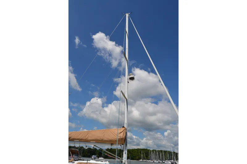 Slide: The Image of Mast of 2002 Sabre 402 sailboat against a blue sky with clouds. - 4