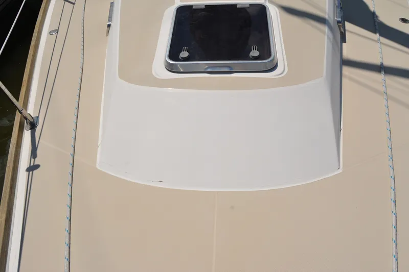 Slide: The Image of Deck of 2002 Sabre 402 sailboat with hatch and rigging. - 35