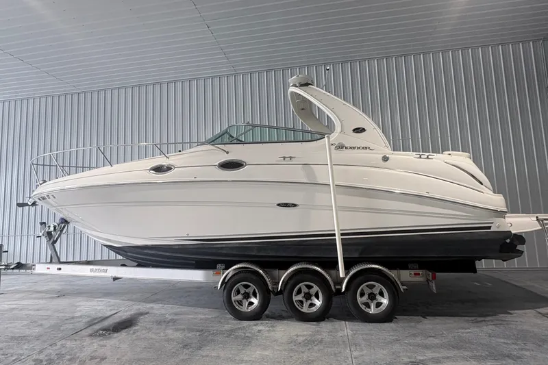 The Image of 2004 Sea Ray Sundancer 280 boat on trailer in indoor storage facility. - 0