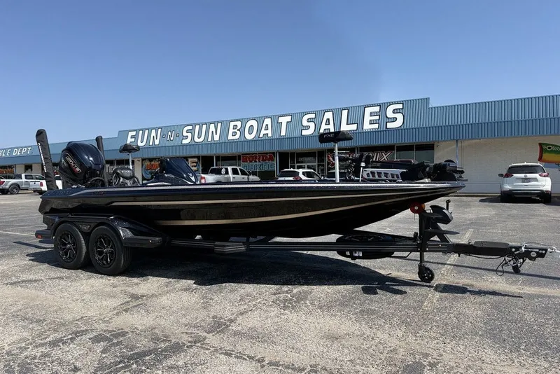 Slide: The Image of 2027 Skeeter FXE21 Limited boat at Fun-N-Sun Boat Sales dealership. - 20