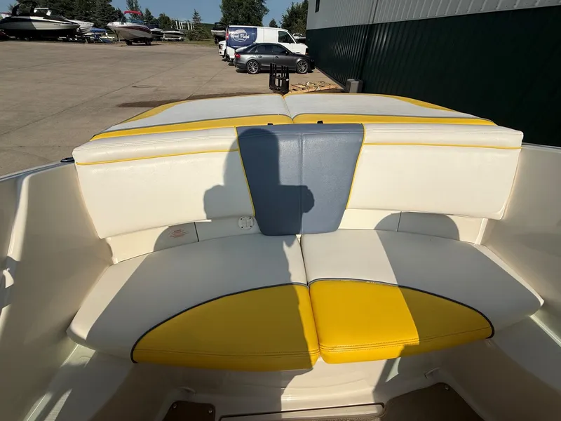 Slide: The Image of The 2006 Sea Ray 185 Sport features a yellow and white bench seat at the rear. - 19