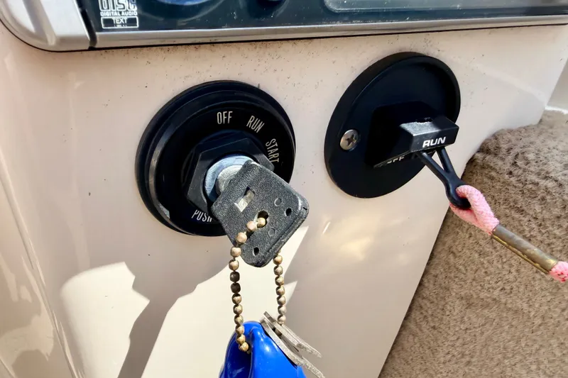 Slide: The Image of Key ignition and safety switch on a 2005 Princecraft Vacanza 210V O/B boat. - 39
