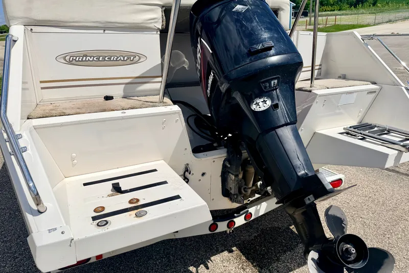 Slide: The Image of 2005 Princecraft Vacanza 210V O/B boat with outboard motor, rear view. - 19