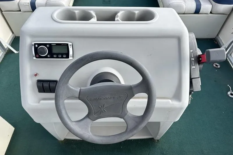 Slide: The Image of 1999 Starcraft Starfish 180 boat console with steering wheel and controls. - 15