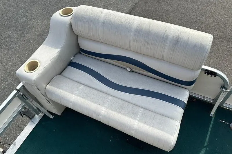Slide: The Image of 1999 Starcraft Starfish 180 boat seat with cup holders and blue stripe design. - 5