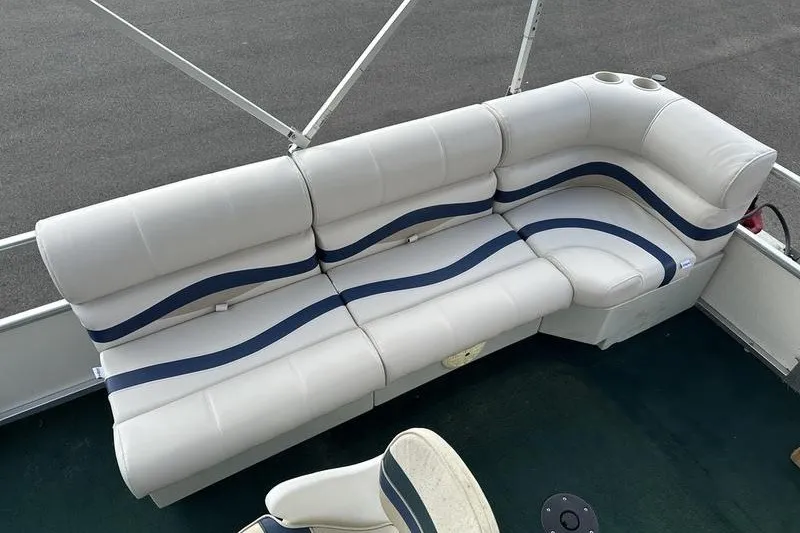 Slide: The Image of White and blue seating on 1999 Starcraft Starfish 180 boat deck. - 14
