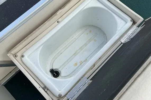 Slide: The Image of Livewell compartment in a 1999 Starcraft Starfish 180 boat. - 3
