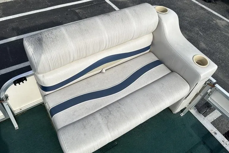 Slide: The Image of 1999 Starcraft Starfish 180 boat seat with blue stripe and cup holders. - 9