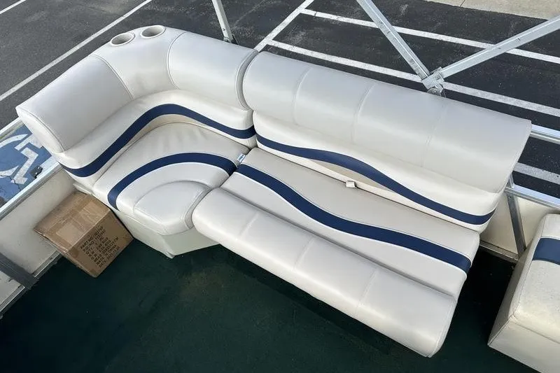 Slide: The Image of White and blue boat seating on a 1999 Starcraft Starfish 180. - 13