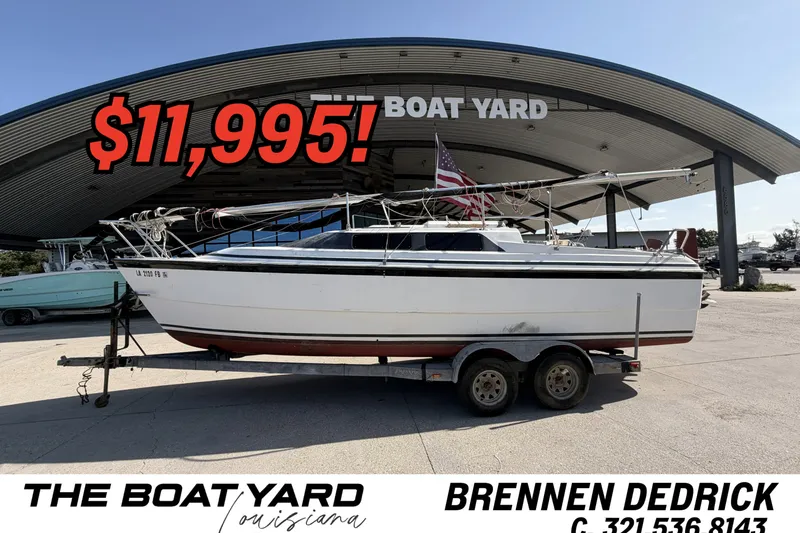 The Image of 2000 MacGregor 26X sailboat for sale at The Boat Yard, priced at $11,995. - 1