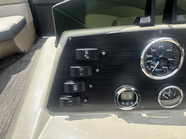 Slide: The Image of Viaggio Lago 22QTT W/Suzuki 200 HP 4 Stroke Engi 2022 - 51