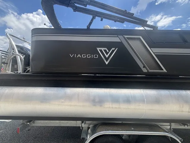 Slide: The Image of Viaggio Lago 22QTT W/Suzuki 200 HP 4 Stroke Engi 2022 - 10