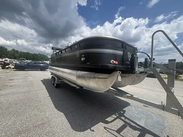 Slide: The Image of Viaggio Lago 22QTT W/Suzuki 200 HP 4 Stroke Engi 2022 - 22