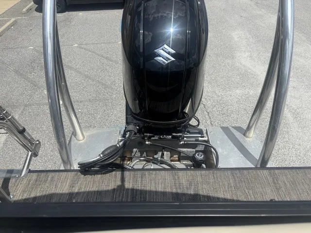 Slide: The Image of Viaggio Lago 22QTT W/Suzuki 200 HP 4 Stroke Engi 2022 - 43