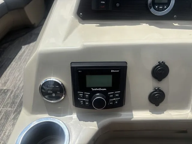 Slide: The Image of Viaggio Lago 22QTT W/Suzuki 200 HP 4 Stroke Engi 2022 - 53