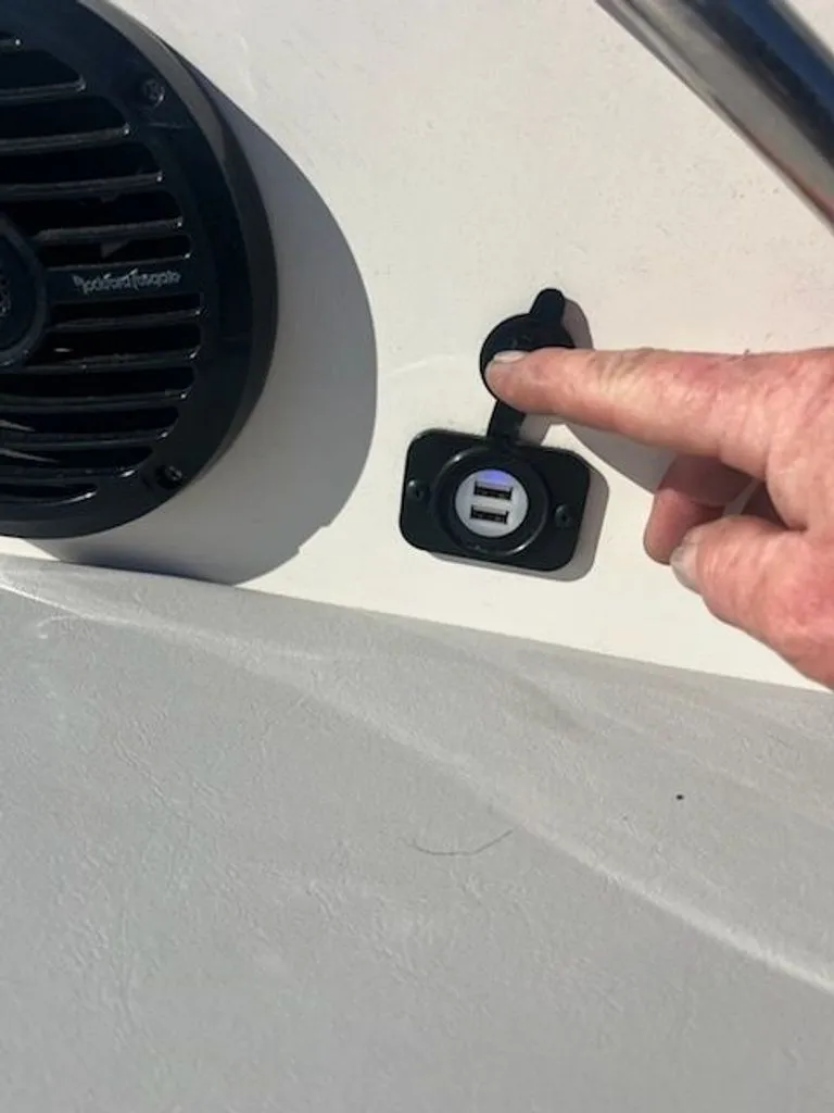 Slide: The Image of Bayliner VR4 Bowrider I/O 2023 - 9