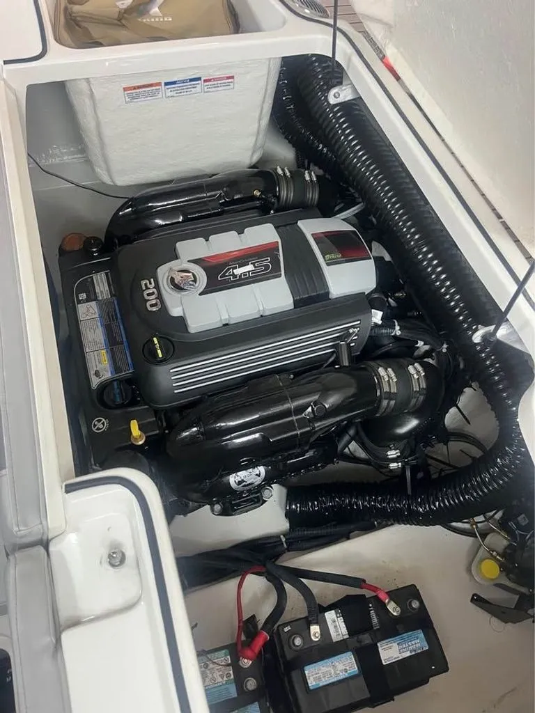 Slide: The Image of Bayliner VR4 Bowrider I/O 2023 - 22