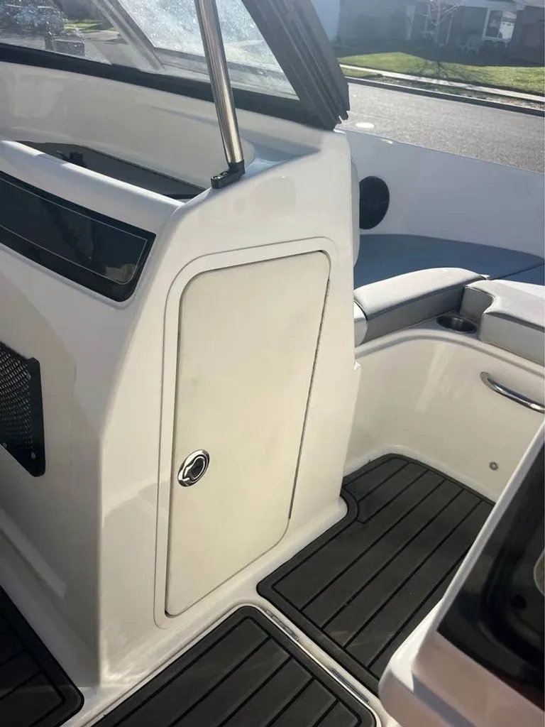 Slide: The Image of Bayliner VR4 Bowrider I/O 2023 - 10