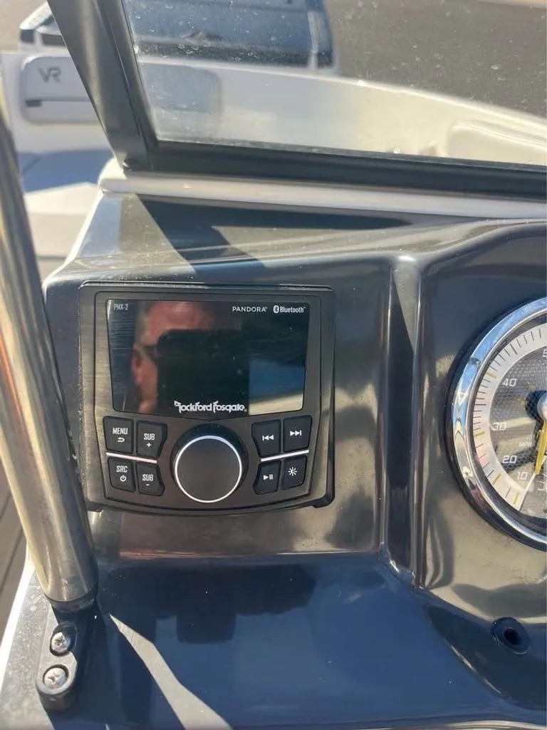 Slide: The Image of Bayliner VR4 Bowrider I/O 2023 - 7