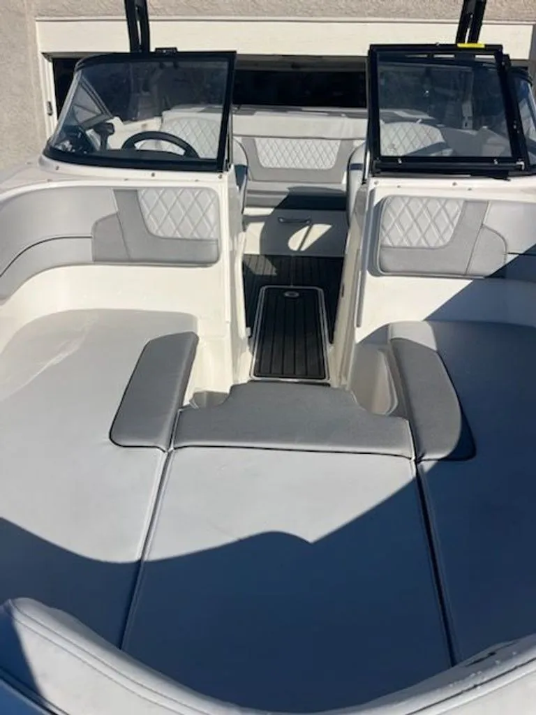 Slide: The Image of Bayliner VR4 Bowrider I/O 2023 - 5