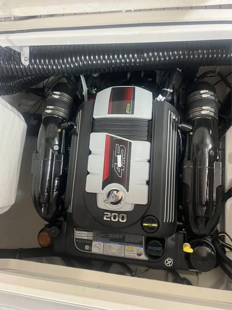 Slide: The Image of Bayliner VR4 Bowrider I/O 2023 - 21