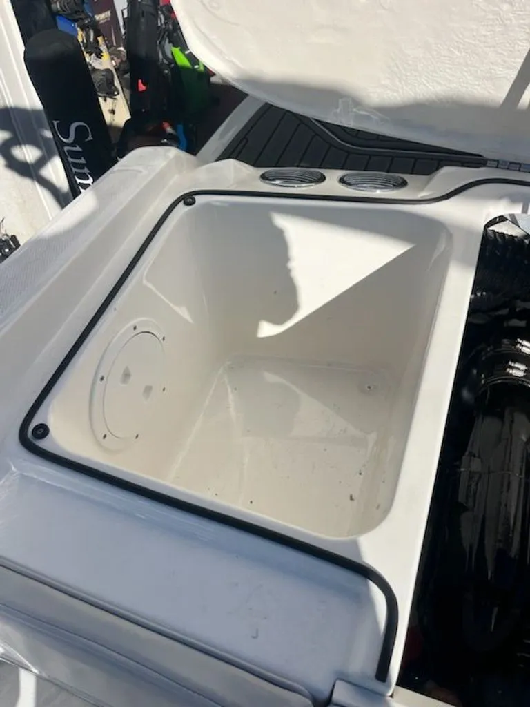 Slide: The Image of Bayliner VR4 Bowrider I/O 2023 - 18