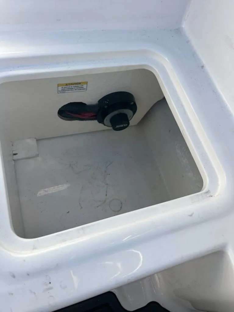 Slide: The Image of Bayliner VR4 Bowrider I/O 2023 - 17