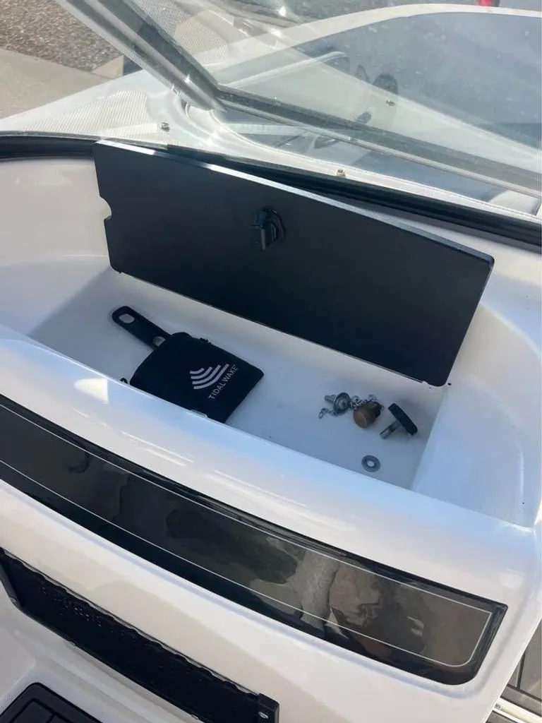 Slide: The Image of Bayliner VR4 Bowrider I/O 2023 - 12