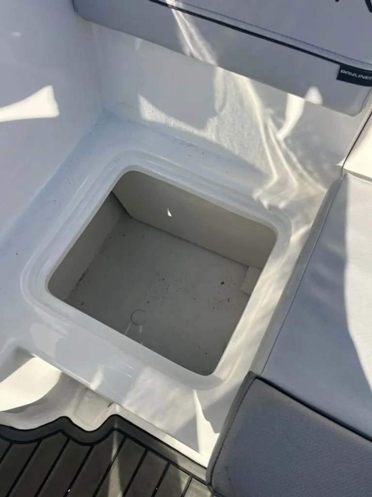 Slide: The Image of Bayliner VR4 Bowrider I/O 2023 - 15