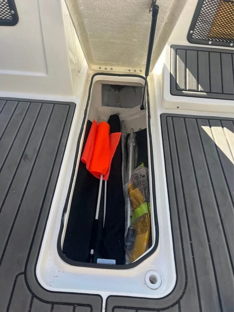 Slide: The Image of Bayliner VR4 Bowrider I/O 2023 - 20
