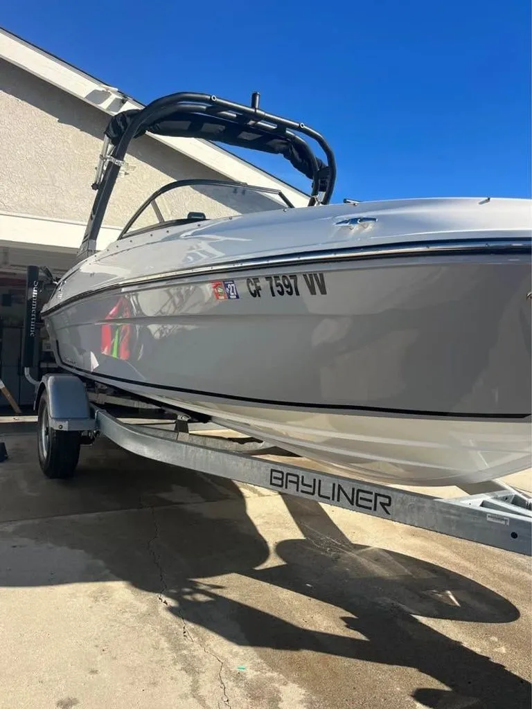 Slide: The Image of Bayliner VR4 Bowrider I/O 2023 - 1
